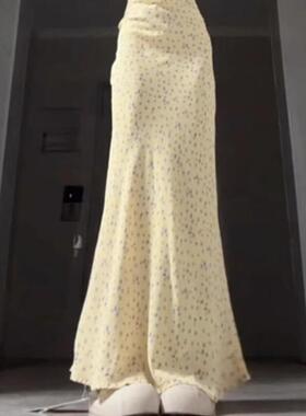 2025新款法式小飞袖黄色碎花吊带连衣裙子女夏季海边度假气质长裙