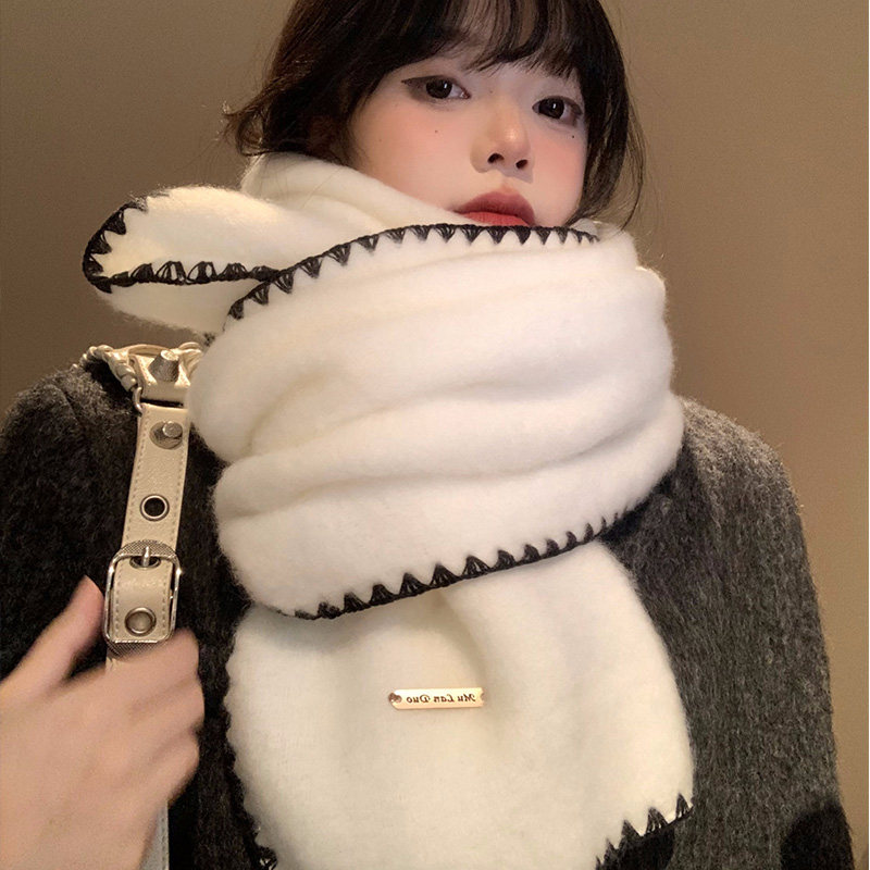 仿羊绒白色锁边围巾女