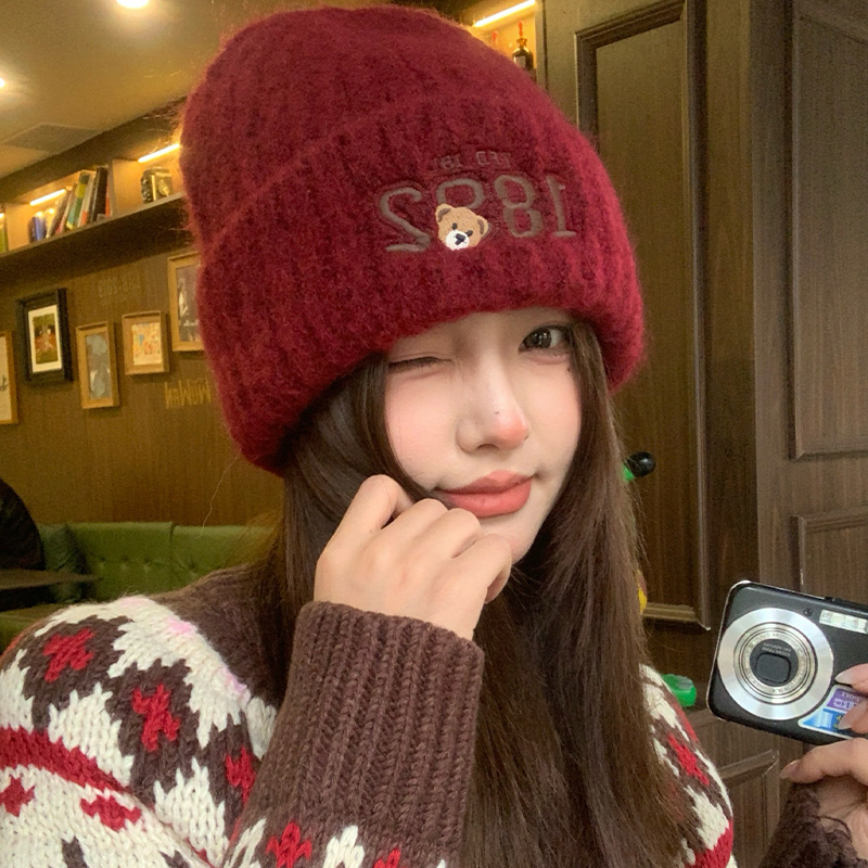 小熊刺绣安可拉红针织帽