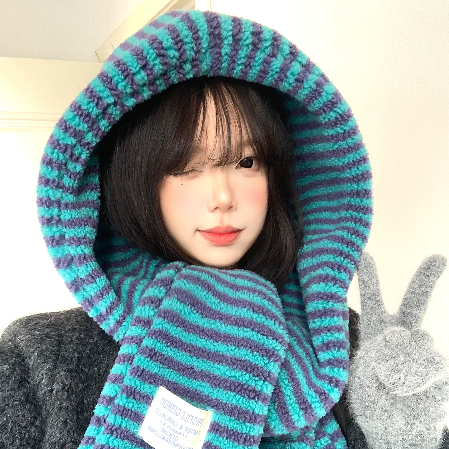 蓝色条纹羊羔毛绒帽子围巾一体女