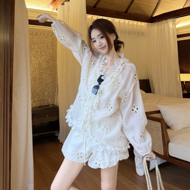 实拍·2026夏款甜美V领花边镂空花朵宽松衬衫+高腰短裤大码套装