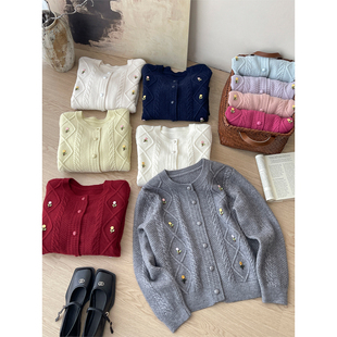 日韩系温柔风软糯刺绣钩麻花毛衣外套女秋冬甜美显瘦百搭针织开衫