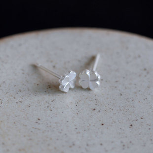 小确幸 精致耳环女生耳饰 999足银四叶草耳钉通体纯银养耳洞迷你款