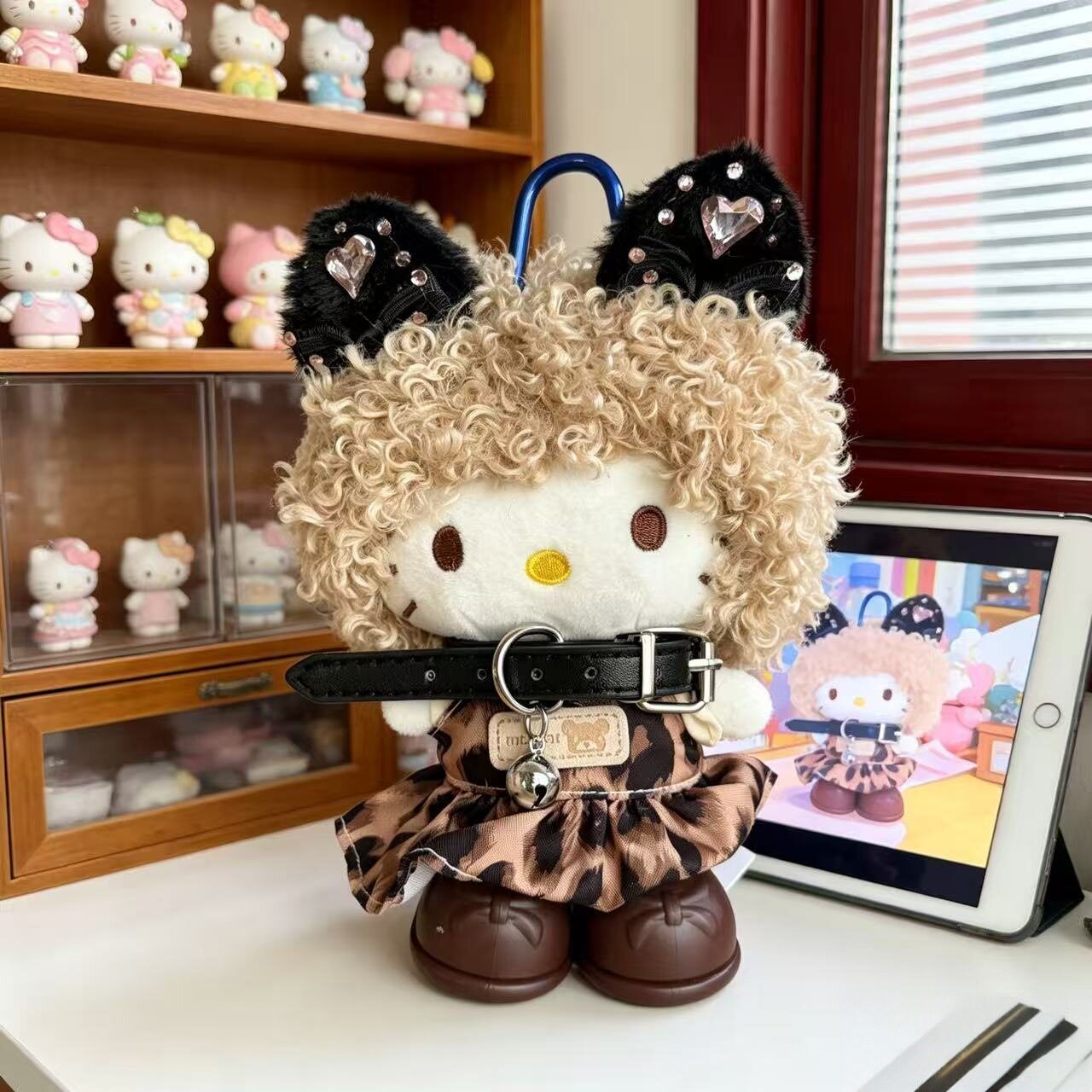 新款朋克猫耳皮圈豹纹KT毛绒挂件凯蒂猫玩偶公仔钥匙扣包包车挂装
