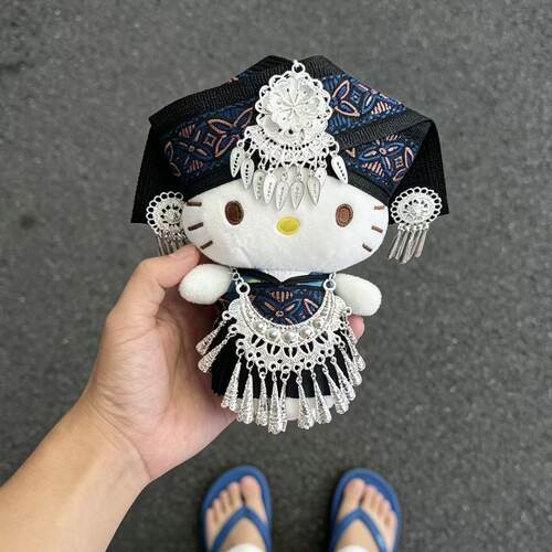 正版HelloKitty包包挂件可爱毛绒民族风苗疆小玩偶公仔钥匙扣挂饰