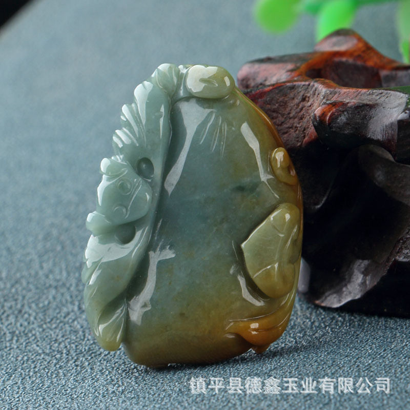翡翠手工花件 灵猴祝寿手工雕刻男女款吊坠 地摊39元模式货源