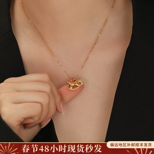 招财金色铜钱小马吊坠项链2026新款女轻奢百搭马年锁骨链小众设计
