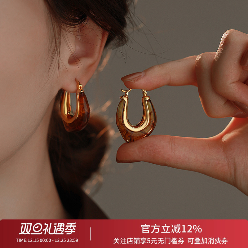 美拉德琥珀耳环2025新款爆款复古港风耳饰女棕色高级感秋冬耳圈