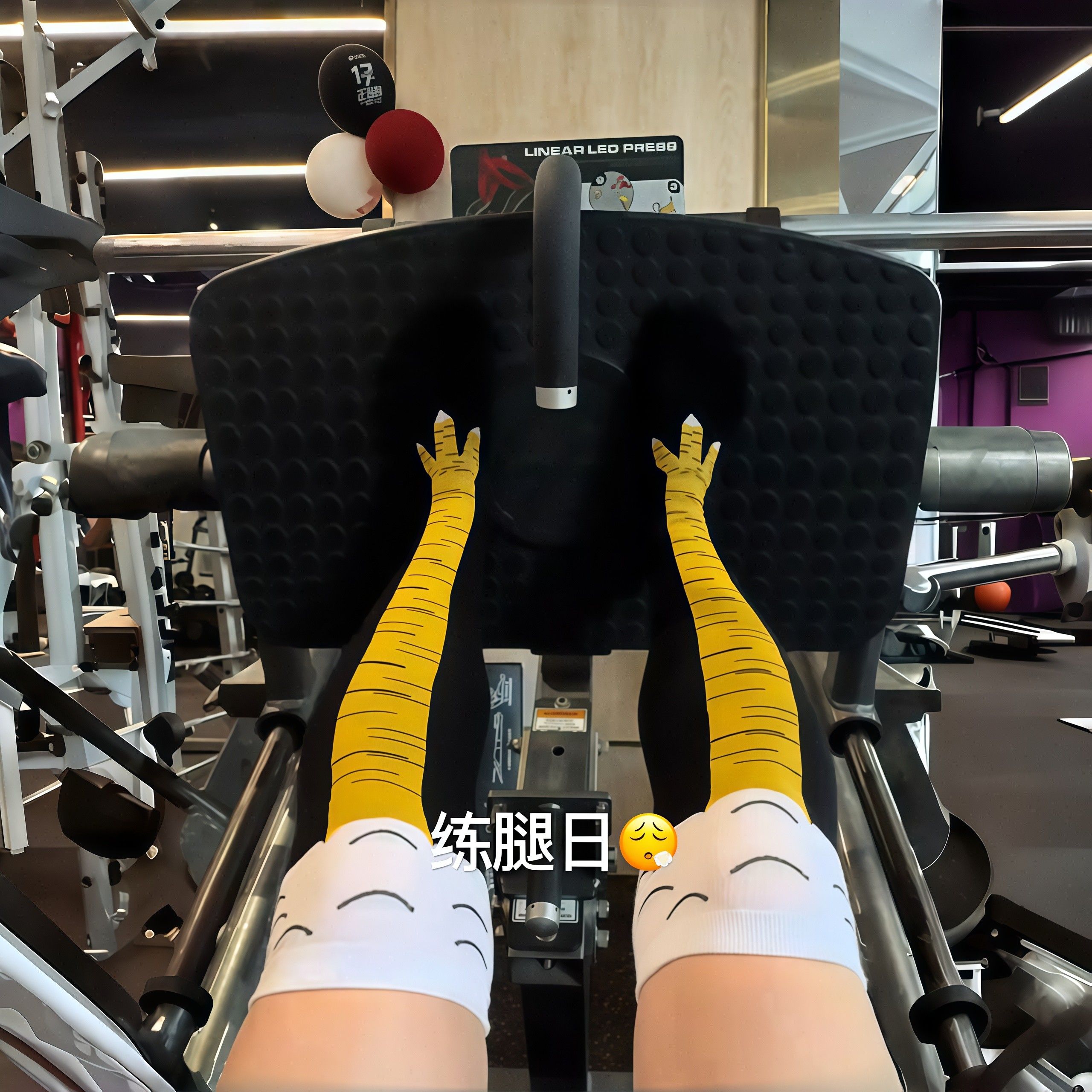 练腿不枯燥!鸡爪造型运动袜女生搞怪过膝长筒袜健身房整活小神器