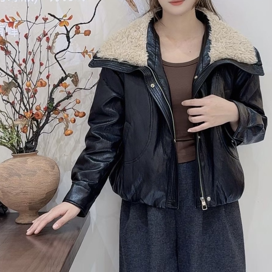 2025秋冬新款韩版时尚羊羔毛大翻领短款外套女宽松保暖PU皮羽绒服
