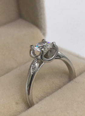 莫桑石戒指女镀铂金微镶燕尾牛头款钻戒s92560分求婚礼物小碎钻