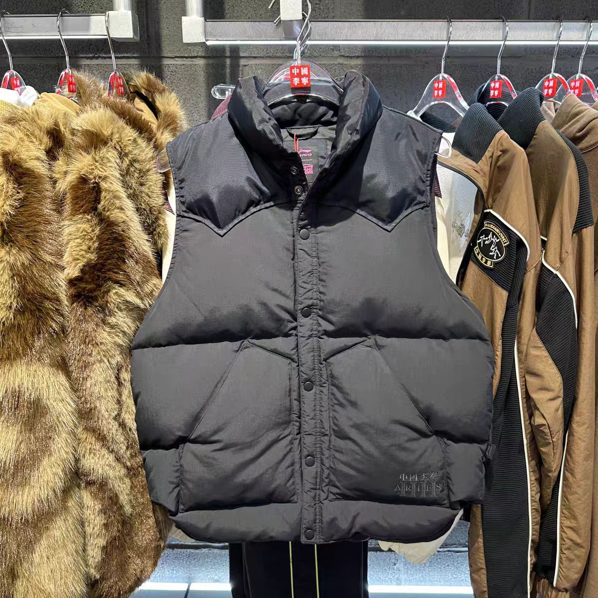 中国李宁2025冬新Aries联名男女宽松休闲鸭绒羽绒马甲潮 AMRV097