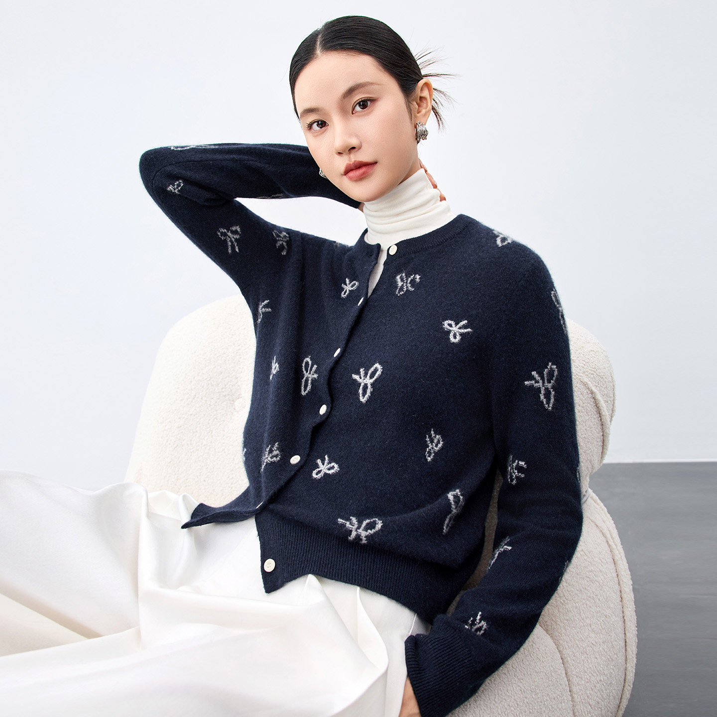 水墨佳人100山羊绒老钱风圆领羊绒开衫女蝴蝶结印花针织外套毛衣