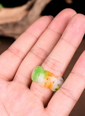 翡翠镂空雕刻玉戒指翠色紫罗兰