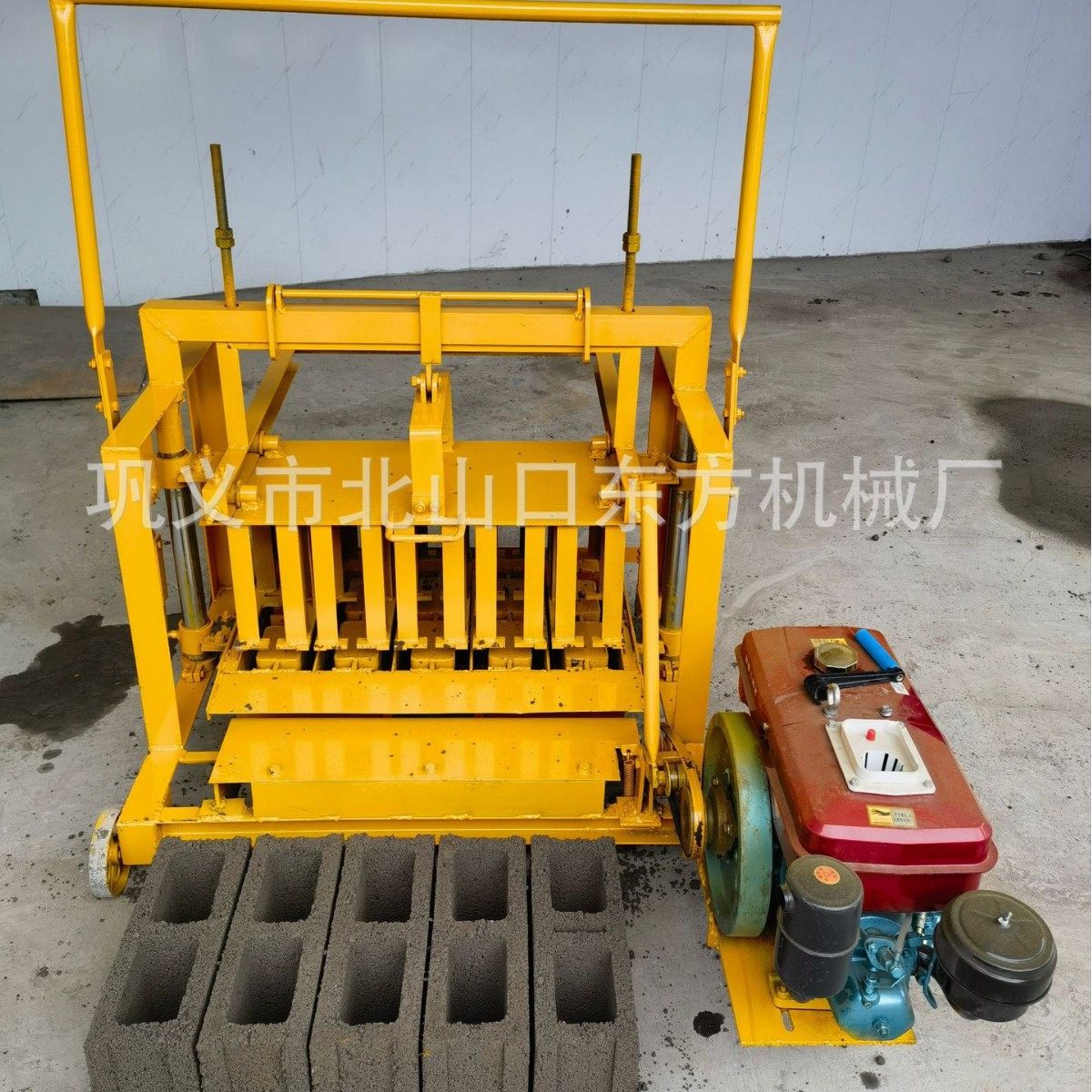 加宽柴油移动400-150-200砖5块移动空心制砖机无需用电也可制砖