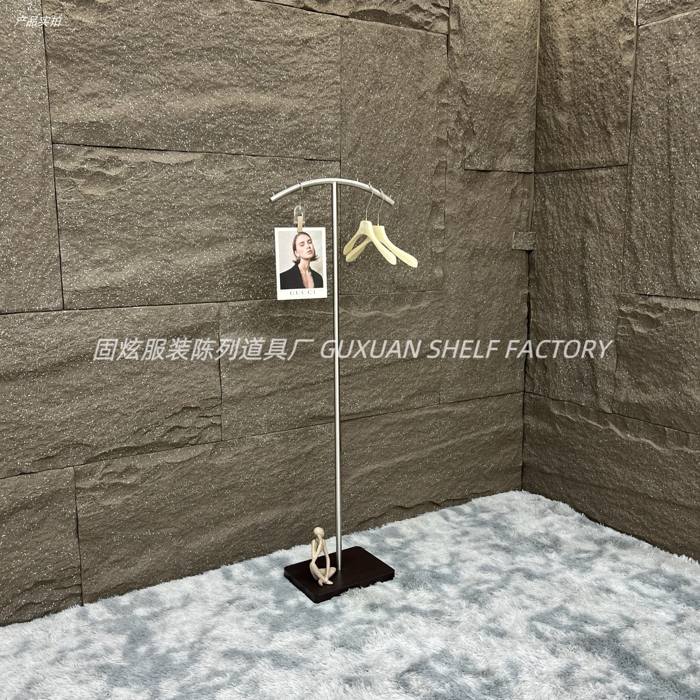 服装店展示架不锈钢正挂落地式复古木纹弧形橱窗侧挂陈列架挂衣架
