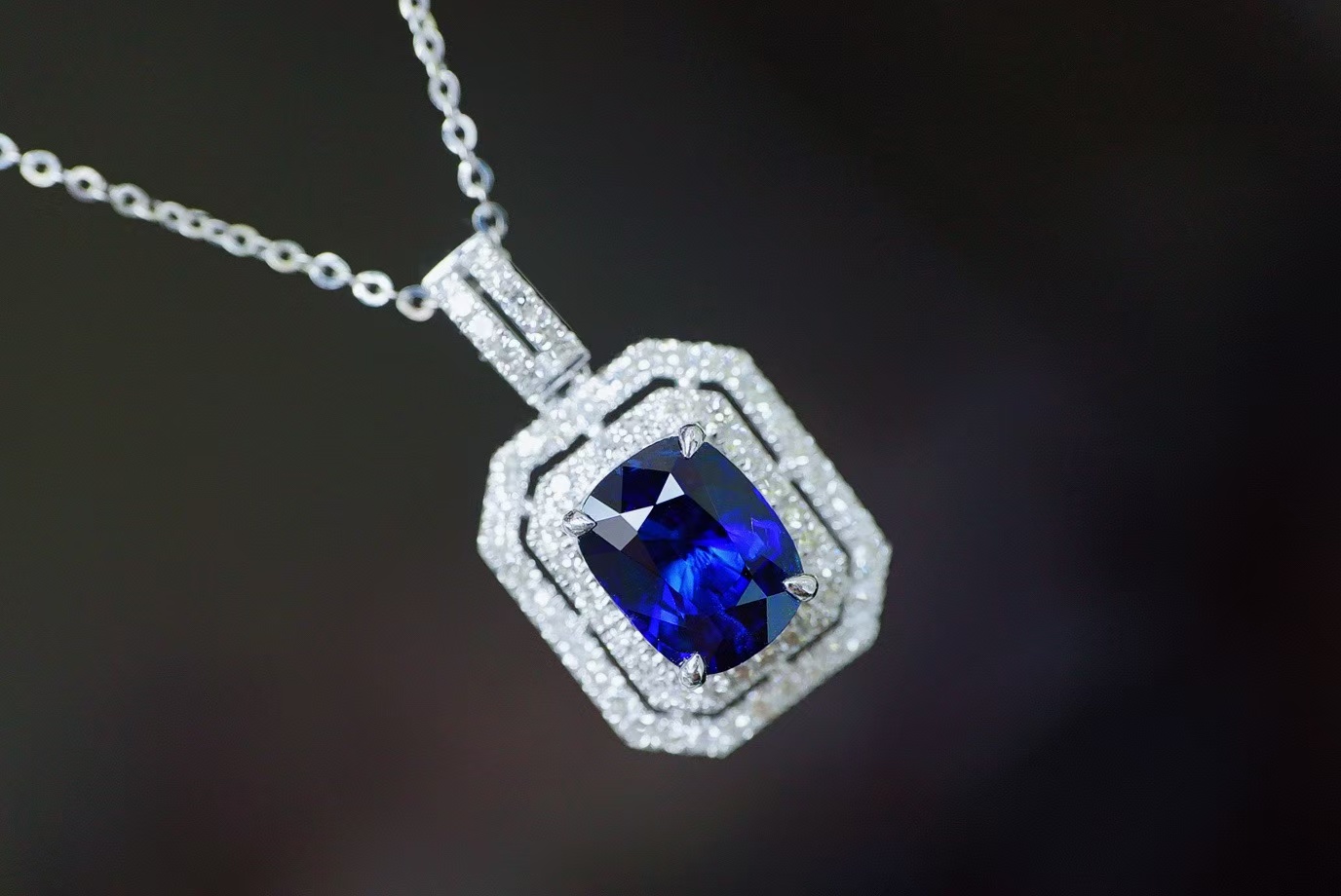 回收天然水晶蓝宝石吊坠18k金钻石镶嵌，1.68ct整体尺寸19x11.2mm