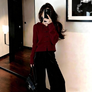 春季ootd穿搭一整套国风酒红色盘扣毛衣又酷又飒的穿搭新中式套装