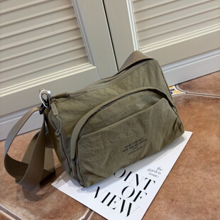 2026新款户外运动休闲斜挎包多夹层轻便枕头包塔丝绒尼龙布单肩包