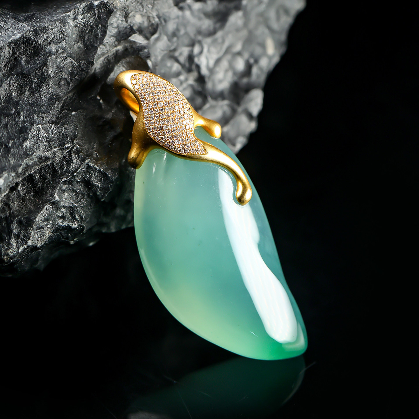 羊子珠宝 湖心 老坑冰种湖水绿飘阳绿设计款翡翠随形吊坠3.16