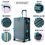 Вместительный и большой прочный чемодан