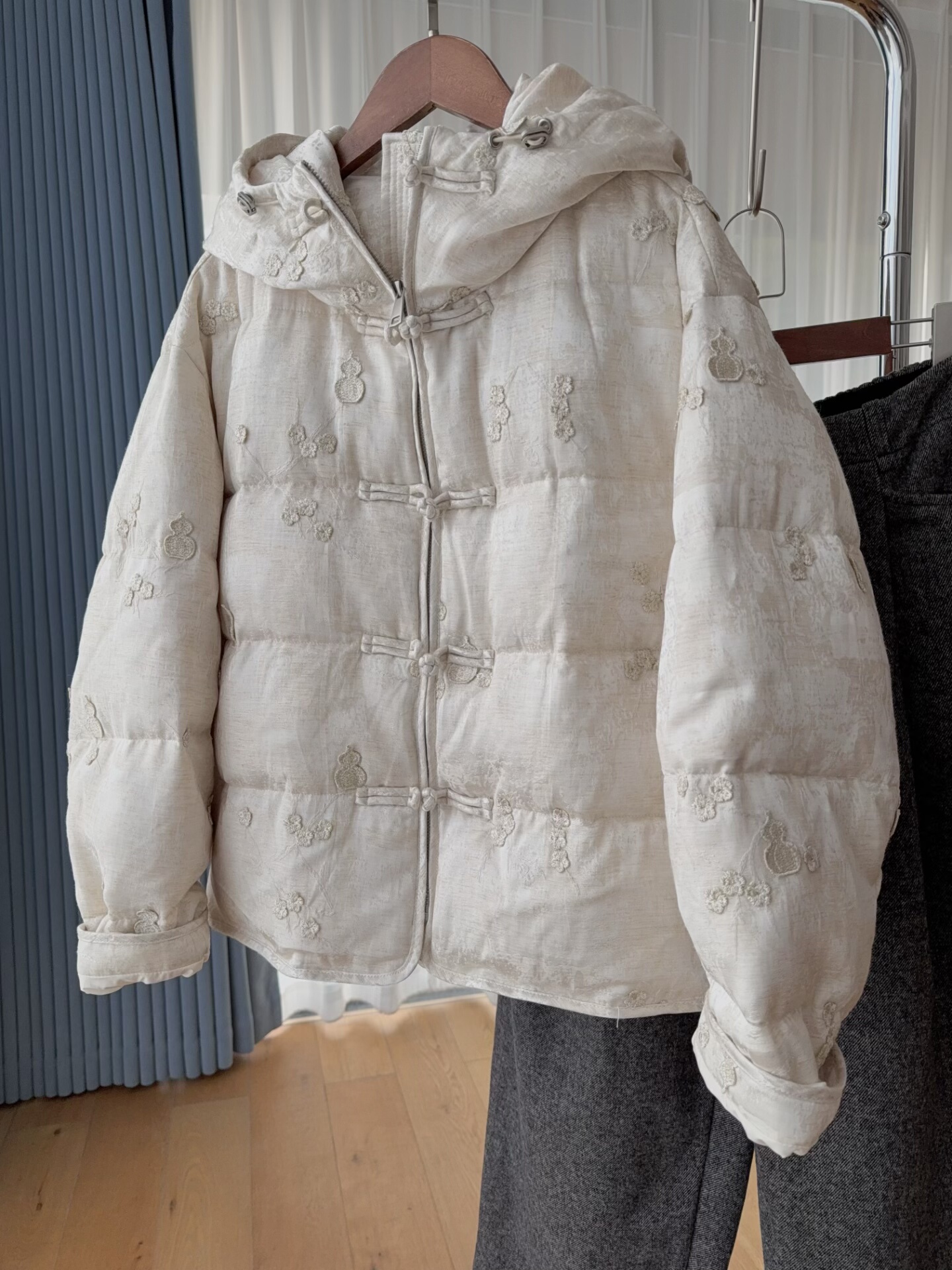 H1719冬装新品欧货连帽刺绣新中式盘扣九零白鹅绒羽绒服外套连帽