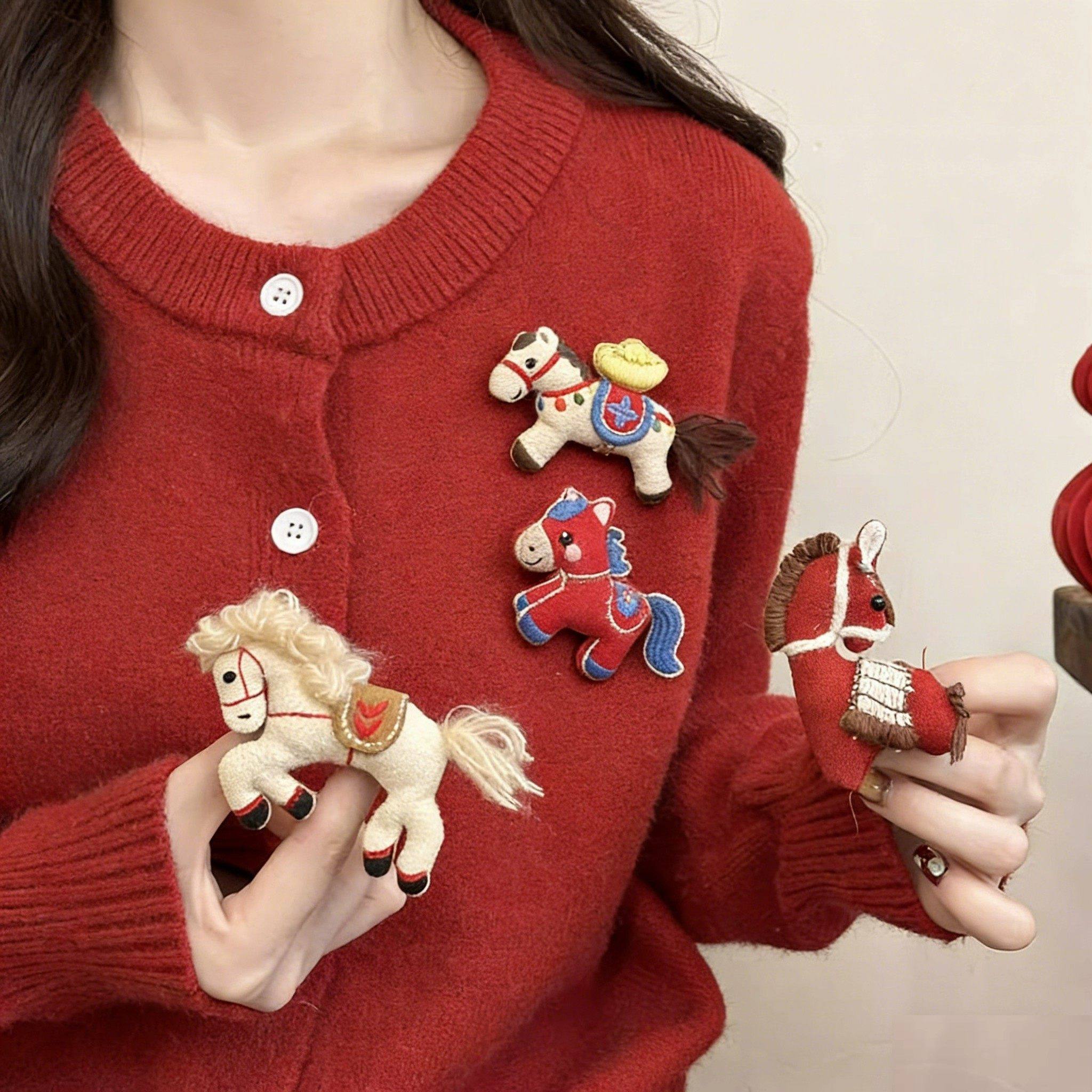 本命年红色布艺小马胸针女2026新款配大衣围巾装饰别针胸花配饰冬,节庆用品/礼品,文化创意邮册/出版物/徽章,淘宝优惠券,粉丝福利购,淘宝优惠卷