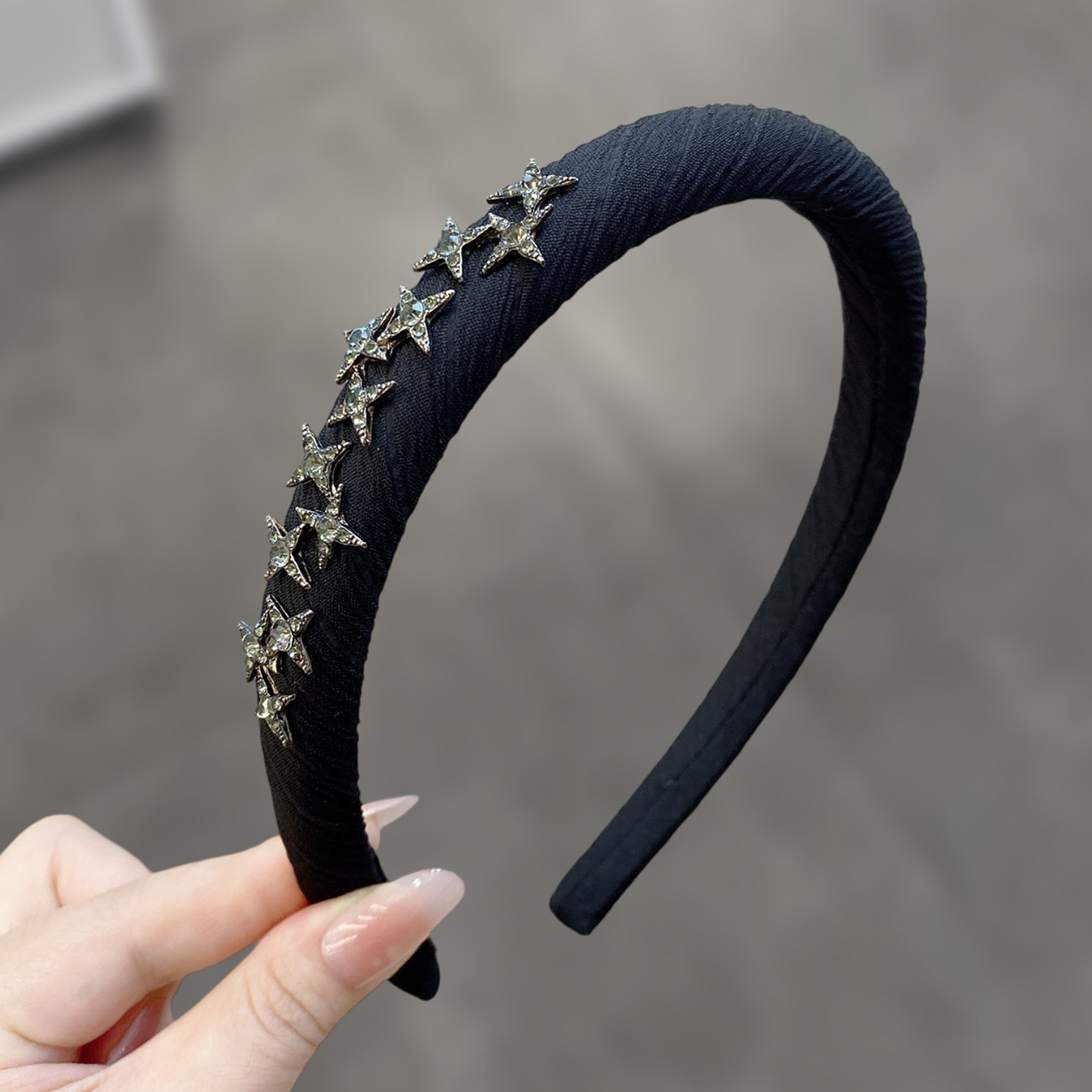 黑色细款褶皱布艺发箍精致四角星闪钻发饰纤细箍身轻盈无负重头箍