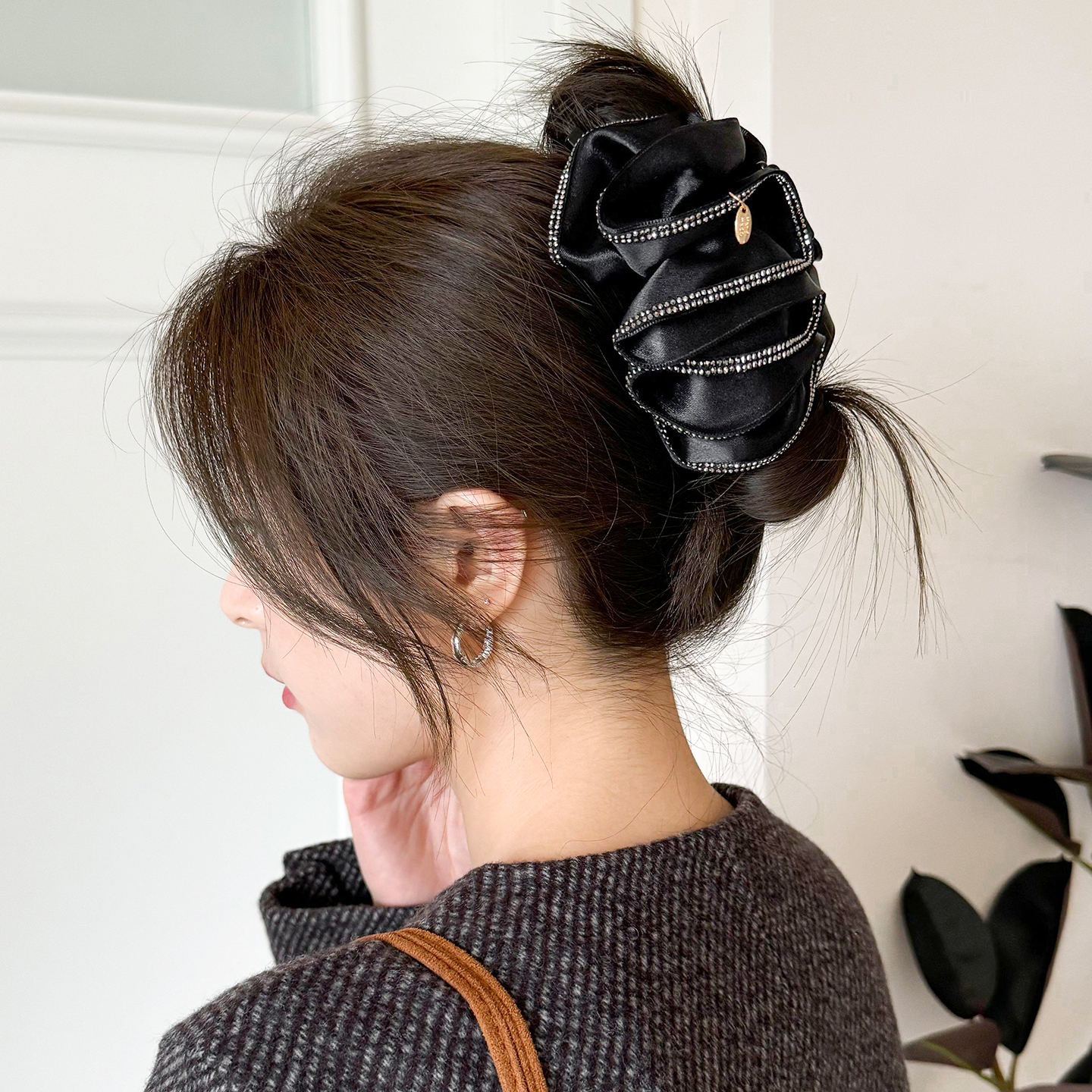 法式镶钻设计高级感缎面泡泡发夹女后脑勺盘发鲨鱼夹头饰2025新款