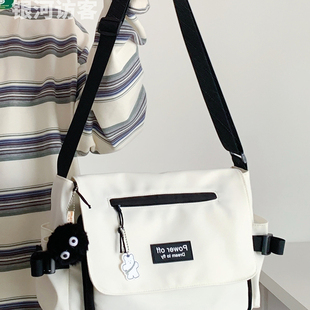 日本新款简约百搭斜挎包女大容量学生上课包包工装邮差包男士新款