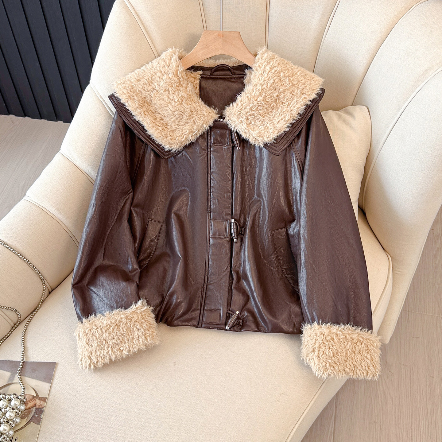皮衣外套女2025冬季新款洋气加厚牛角扣小个子短款内里绒毛夹克女,女装/女士精品,皮衣,淘宝优惠券,粉丝福利购,淘宝优惠卷