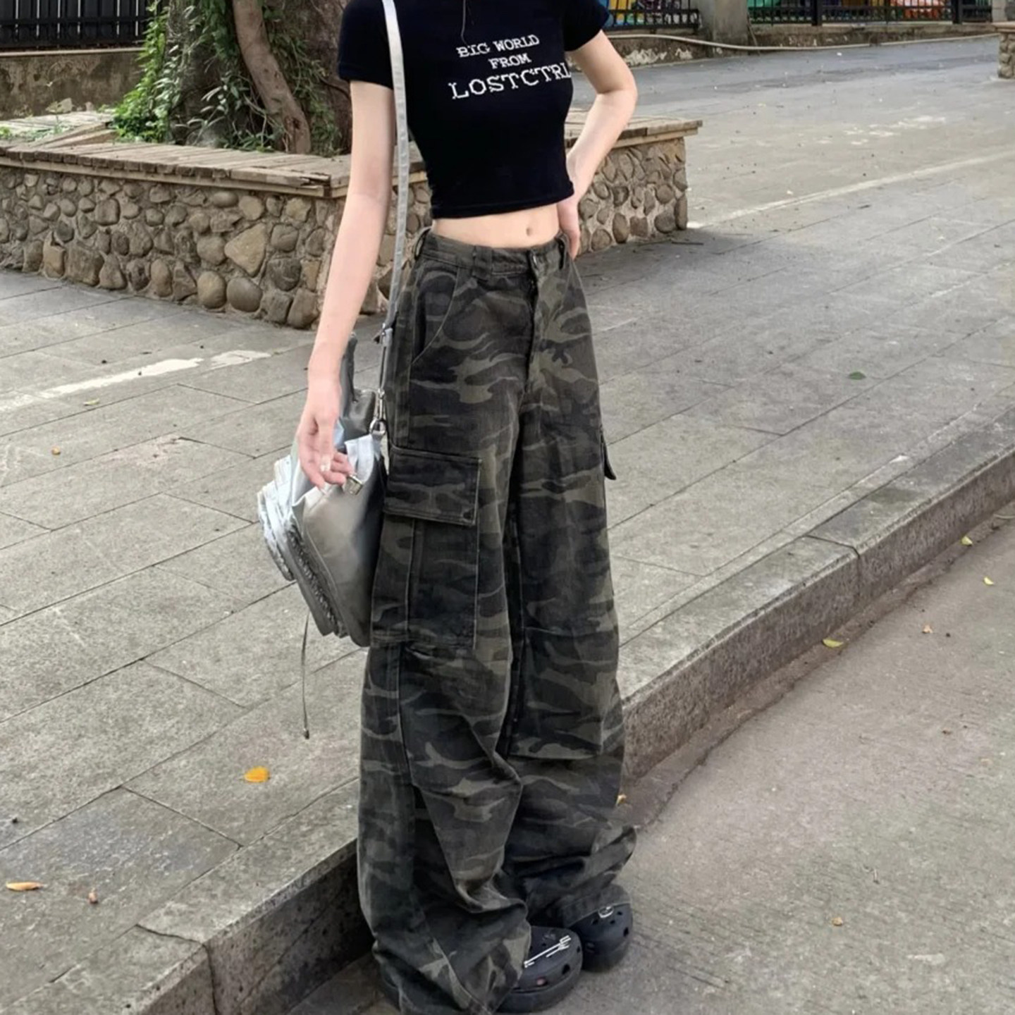 美式复古辣妹迷彩微喇工装裤女图片