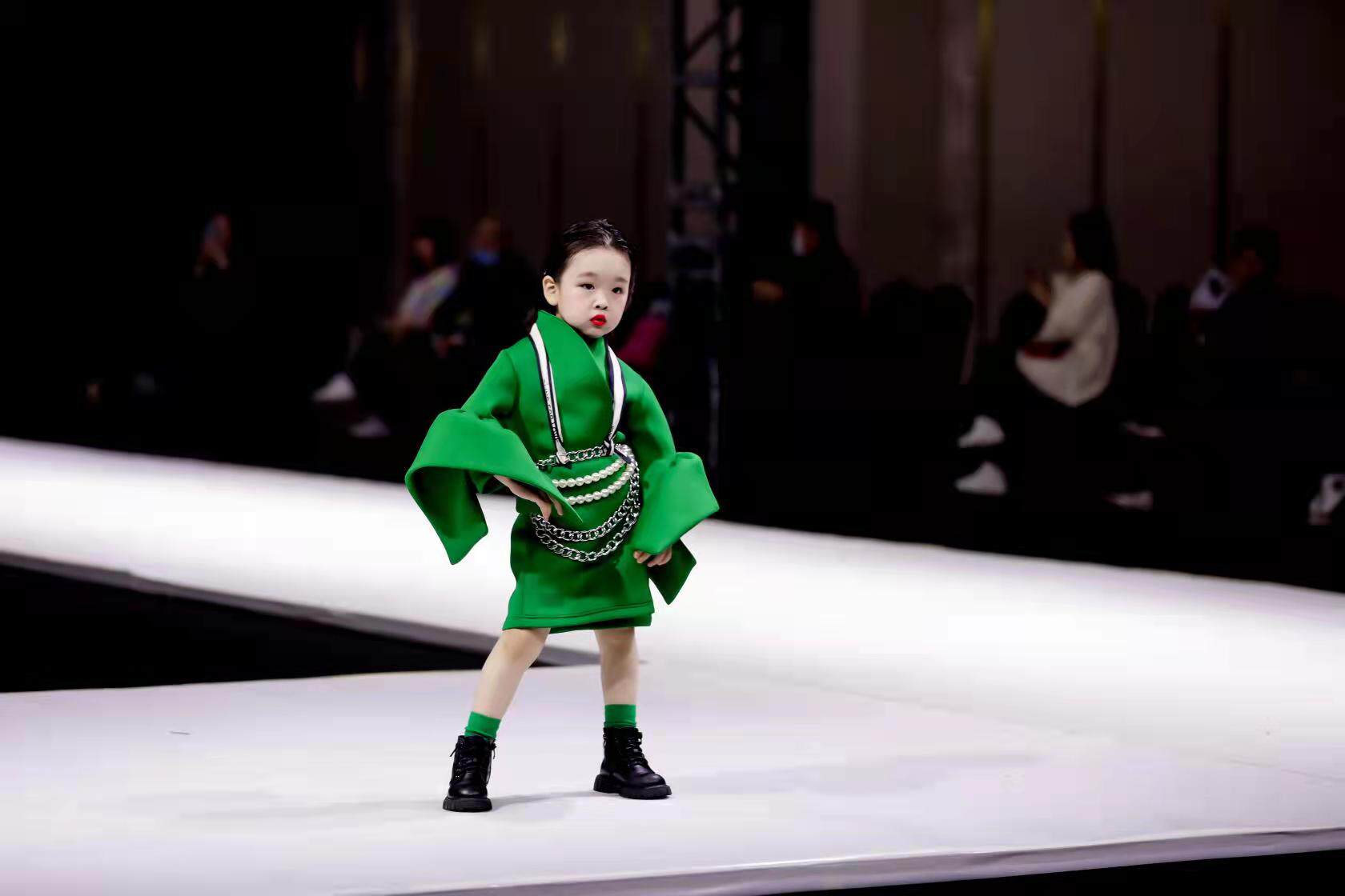 出租出售女童新款糖果绿潮服活力装模特走秀街舞架子鼓演出服套装