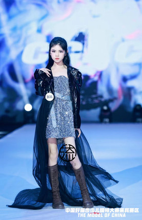 女童黑色封面人物模特走秀时装儿童车模复古港风演出潮服礼服