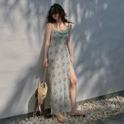 TOP家 度假氛围  法式浪漫复古蓝色杜松印花斜裁显瘦吊带连衣裙