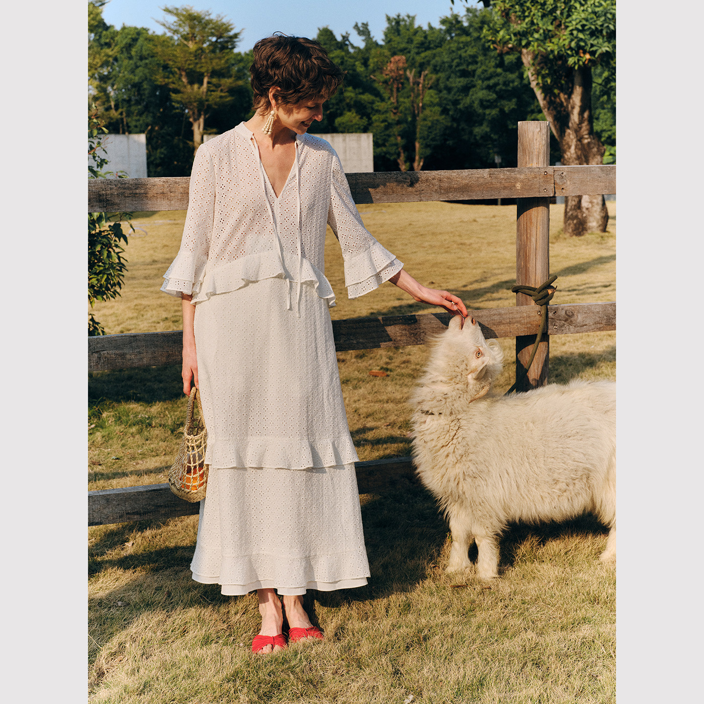 TOP家 优雅松弛 法式浪漫复古 镂空绣花层次美感喇叭袖v领连衣裙