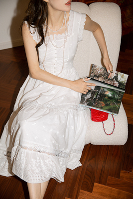 TOP家花边精致包扣白色度假裙