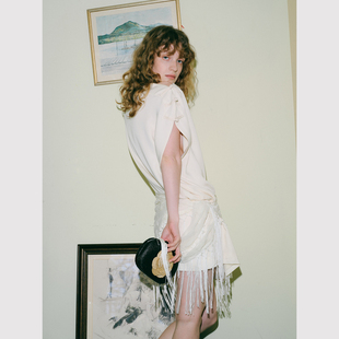 TOP家 斜肩宽松新中式 连衣裙 轻盈感浮雕花卉流苏披肩 优雅灵动