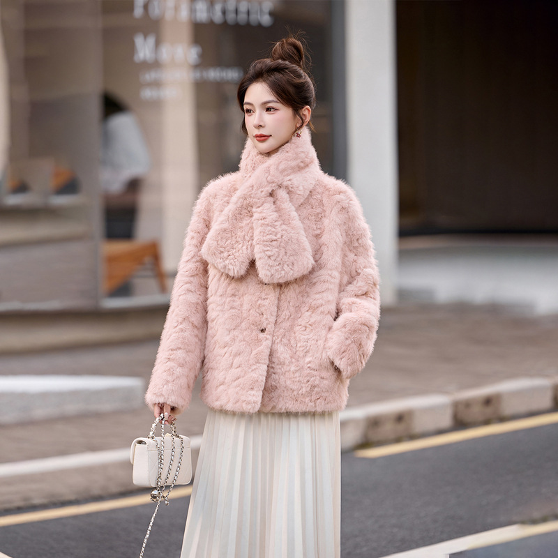 皮毛一体短外套2025秋冬季新款仿羊羔毛外套小香风上衣配围巾HE55