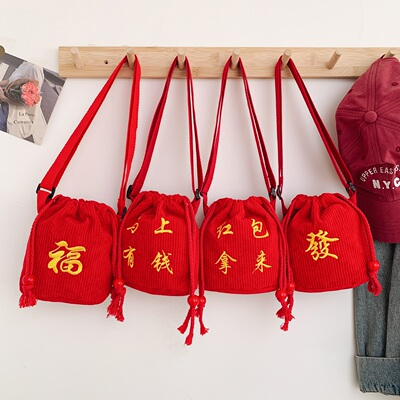 儿童新年福袋斜挎包宝宝拜年包红色灯芯绒零钱包刺绣小包