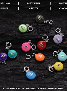 珐琅彩字母m豆豆圆形吊坠