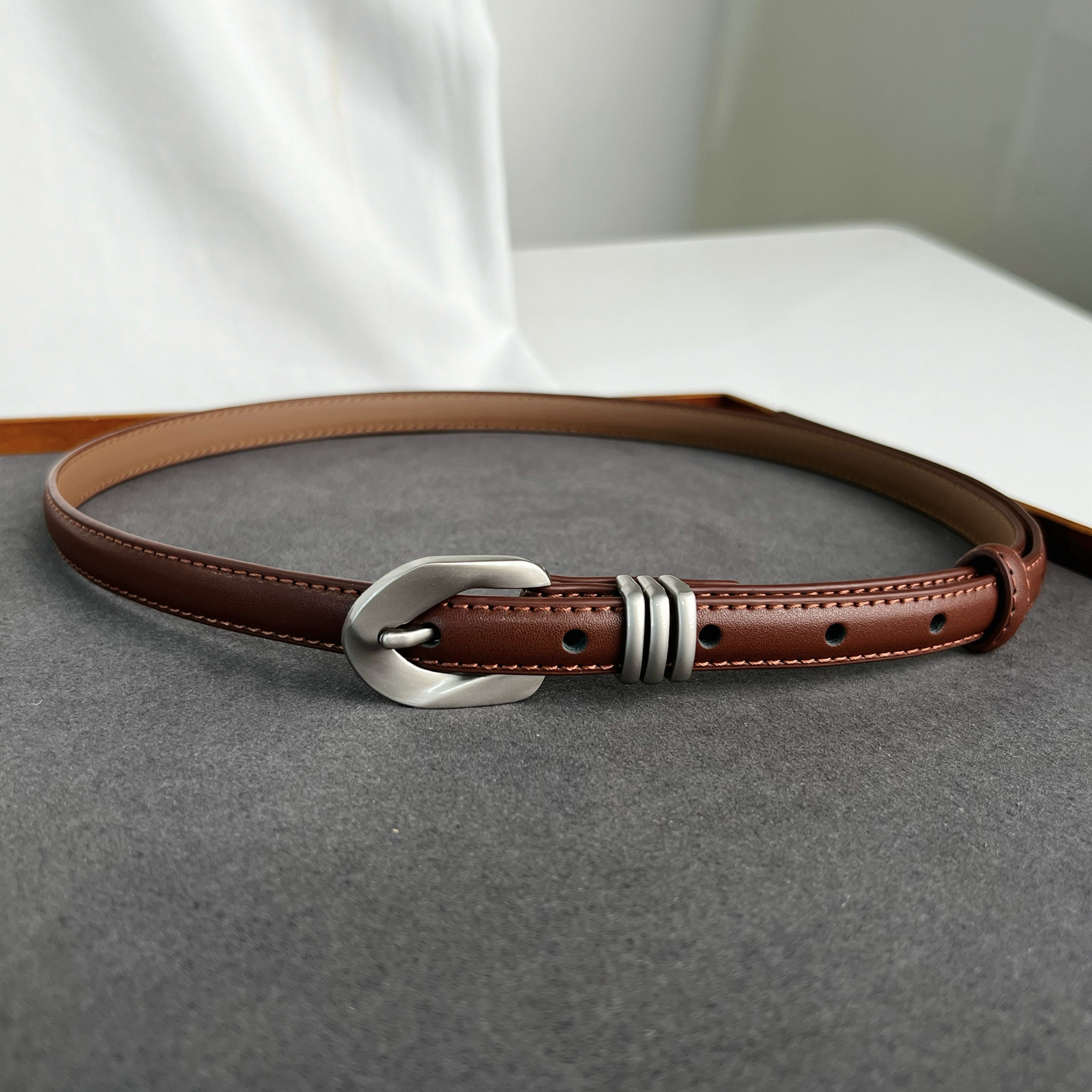 法式休闲风细皮带女二层牛皮腰带胯部装饰搭配休闲裤毛衣裙半裙新,服饰配件/皮带/帽子/围巾,腰带/皮带/腰链,淘宝优惠券,粉丝福利购,淘宝优惠卷