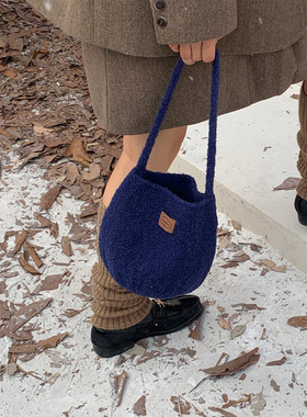 定制款~韩国蓝色毛绒单肩包女冬季通勤手拎水桶包小众手提包包ins