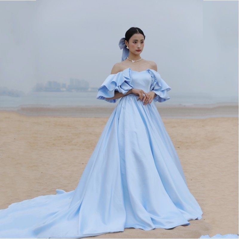 新款婚纱拖尾缎面礼服影楼外景旅拍写真抹胸彩纱森系蓝色主题服装