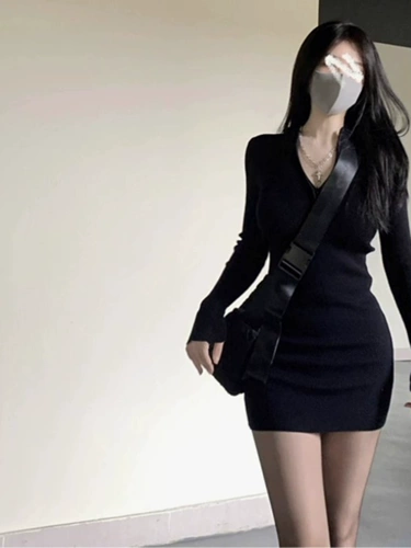 Платье, черная юбка, с акцентом на бедрах, облегающий крой, осеннее