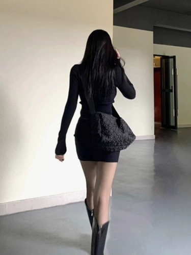 Платье, черная юбка, с акцентом на бедрах, облегающий крой, осеннее