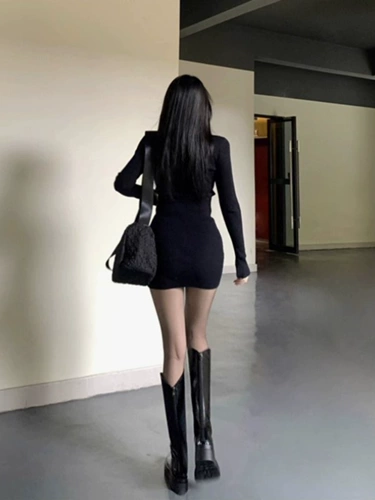 Платье, черная юбка, с акцентом на бедрах, облегающий крой, осеннее