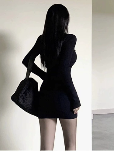 Платье, черная юбка, с акцентом на бедрах, облегающий крой, осеннее