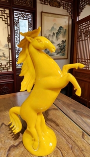 淄博鸡油黄琉璃马摆件艺术大师手作现代轻奢极简样板房别墅客厅