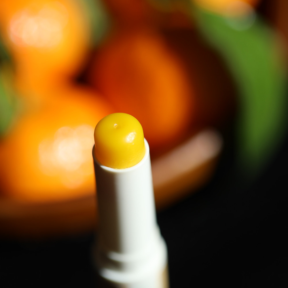 剥个桔子化唇间一抹红桔暖秋冬